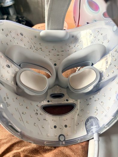 Barely used Shark CryoGlow Under-Eye cooling & LED Mask