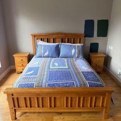 King size solid oak bedframe and matching lockers