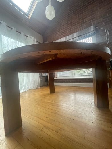 Round dining table