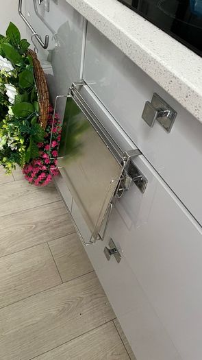 Folding shelf / countertop