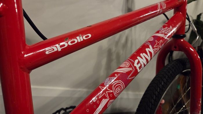 Apollo Envy 20 inch kids bike