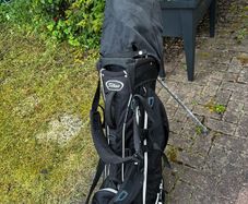 Titleist golf bag, fully covered.