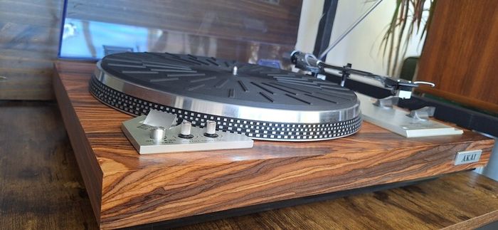 Akai AP-206C - Direct Drive Turntable Record Player + extra free cartridge