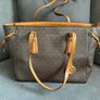 Michael Kors Voyager medium Tote bag Image 5