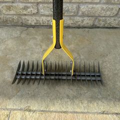 Garden thatch / scarifying rake