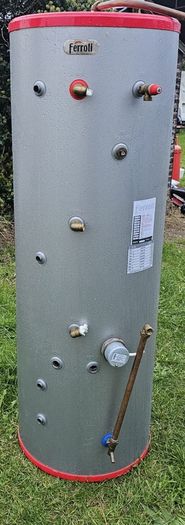 Hot water cylinder