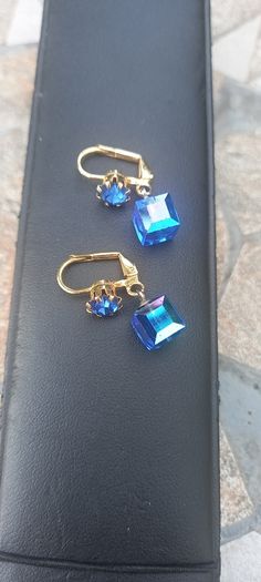 Vintage jewelry is sold individually for 5 to 10 euros