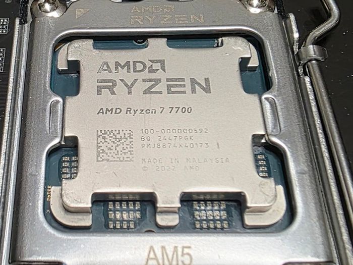 Gigabyte B650 Eagle AX + Ryzen 7 7700 CPU