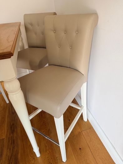 LIKE NEW Bar / Breakfast Table and Chairs
