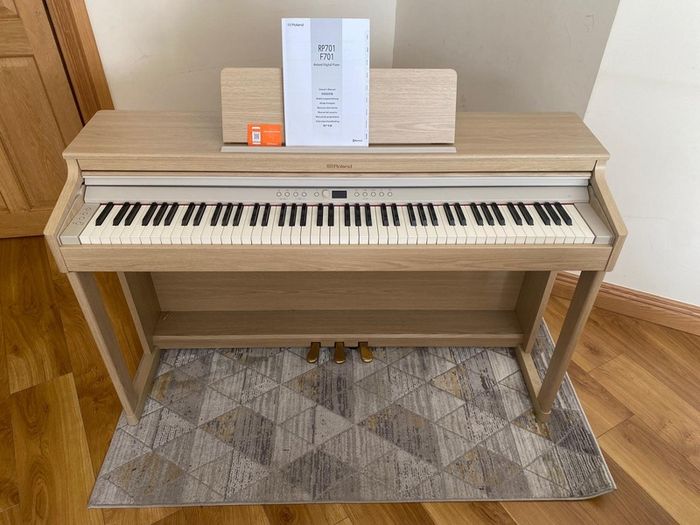 Roland RP701