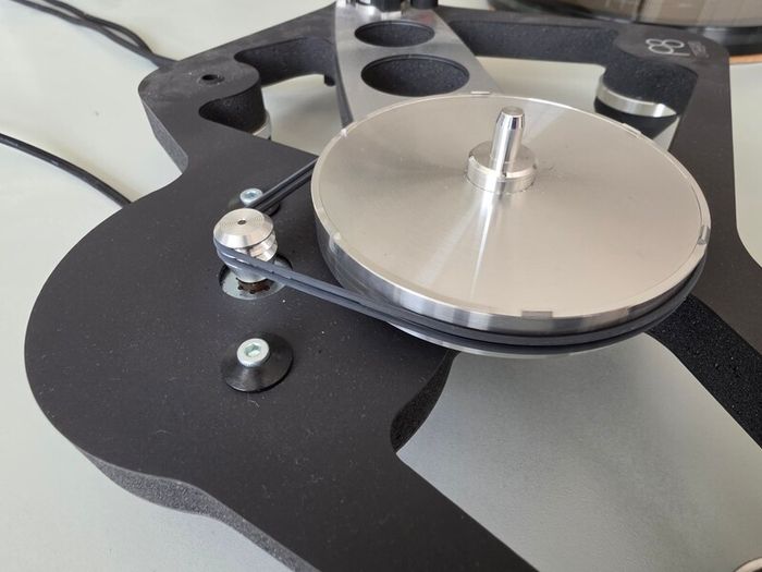 Rega Planar 8 with Ortofon 2M Black