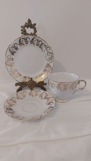 Fabulous Vintage Royal Tara Fine Bone China 14 Piece Breakfast Teaset for Four in a Beautiful Gilt Feathery Repeat Pattern, no. 947