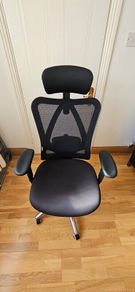 SIHOO chair.