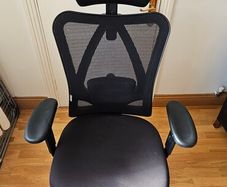 SIHOO chair.