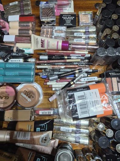 Wholesale Cosmetics Lot: 850 Pieces, Mixed Brands