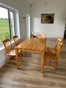 Lovely country medium kitchen table and 6 chairs