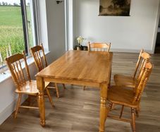 Lovely country medium kitchen table and 6 chairs