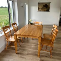 Lovely country medium kitchen table and 6 chairs