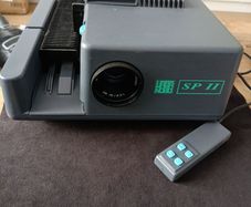 Nobo SP II slide projector (also manufactured in collaboration with Kindermann) with a 1:2.8 / 90 mm lens and a wired remote control