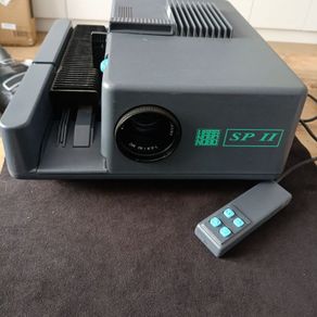 Nobo SP II slide projector (also manufactured in collaboration with Kindermann) with a 1:2.8 / 90 mm lens and a wired remote control