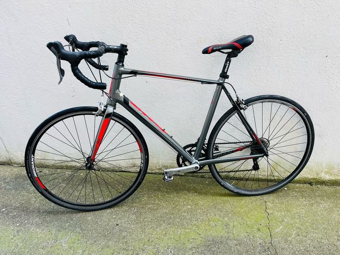 Giant defy road bike