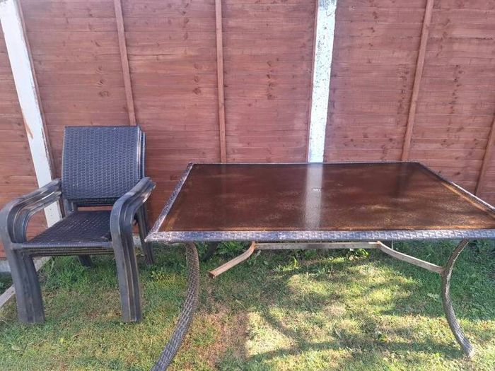 Garden table and 4 chairs.