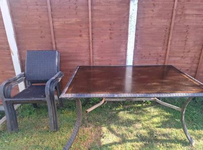 Garden table and 4 chairs.