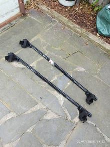 Universal roof bar