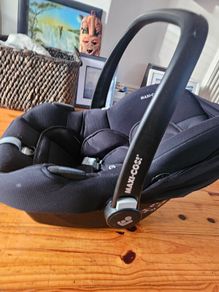 Maxi Cosi car seat & isofix base