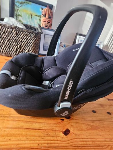 Maxi Cosi car seat & isofix base