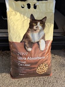 Wood pellet cat litter