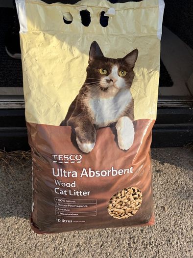 Wood pellet cat litter