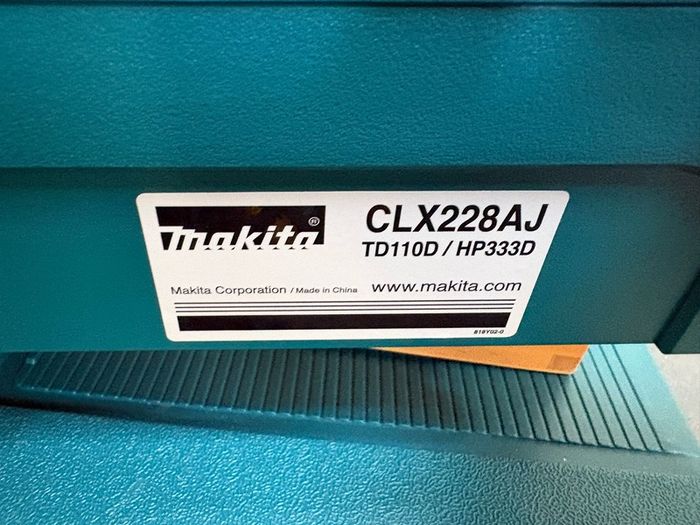 Makita CLX228AJ 12V Cordless kit Only 1 battery