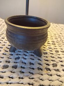 Small black pots