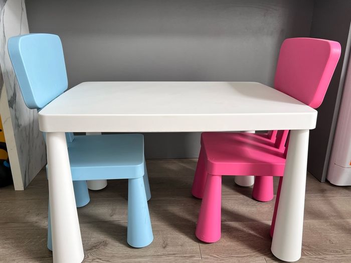 Kids Table & 2 chairs