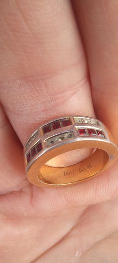 Vintage jewelry is sold individually for 5 to 10 euros