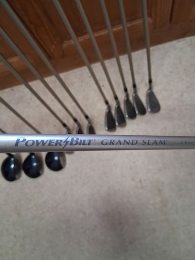 Ladies Golf Clubs. Complete Matching Set Of Ladies Right Handed Graphite Shafted Golf Clubs In Excellent Condition.