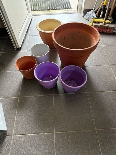6 plant pots 3 ceramic and 3 plastic