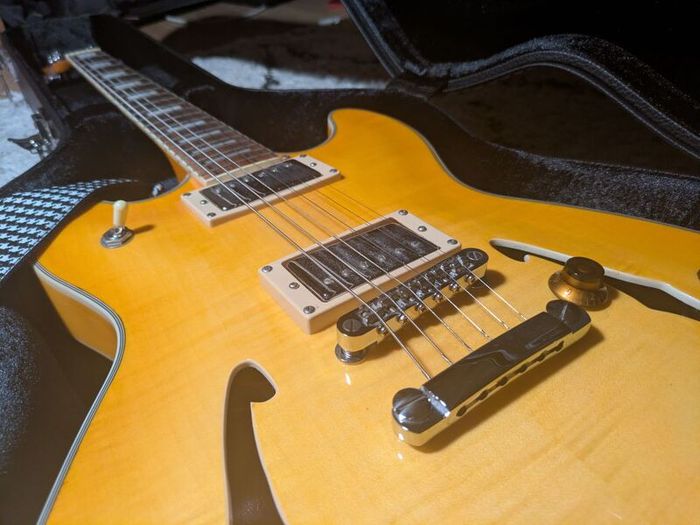 Semihollow electric guitar