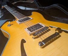 Semihollow electric guitar