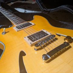 Semihollow electric guitar