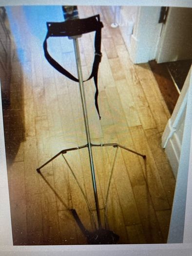 Golf Bag STAND ! Attaches to Bag . Opens Quickly