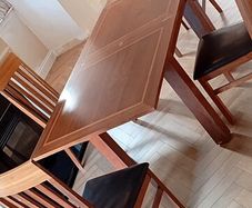 Extendable table with 4 chairs