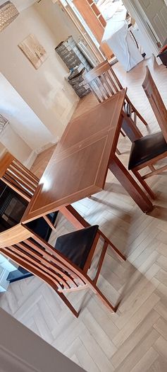 Extendable table with 4 chairs