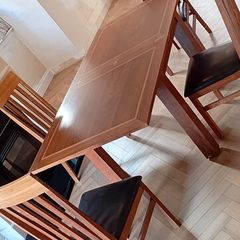 Extendable table with 4 chairs
