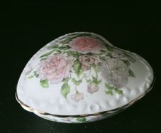 Coalport "Garden of the Rose"  The Heart Box