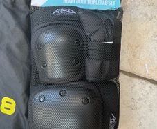 skate / skateboard pads NEW