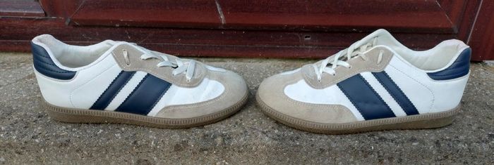 White & Blue Flat Runners (used).