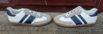 White & Blue Flat Runners (used).