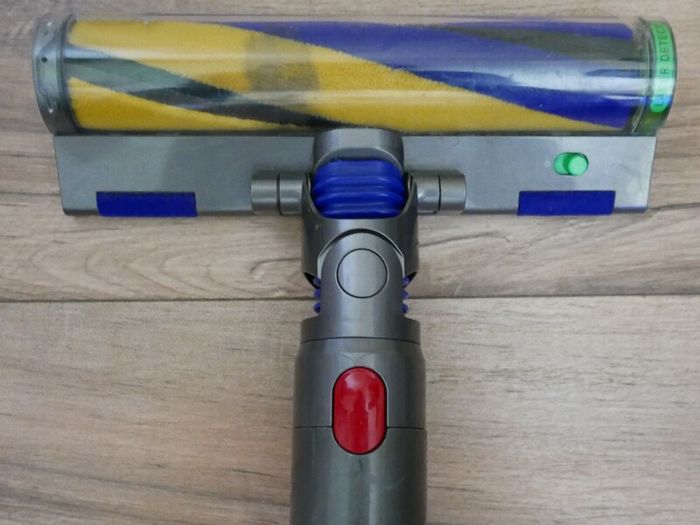 Dyson V15 - (SV22) Detect vacuum (Iron - Nickel) Powerful, intelligent cordless vacuum - in Iron and Nickel (Up to 60 minutes run time)